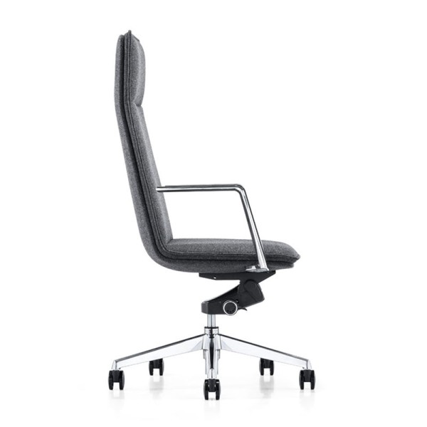 Executive chair with thin and elegant lines